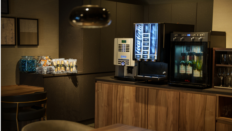 【13階】プレミアルーム限定ラウンジ「カフェ&バー」