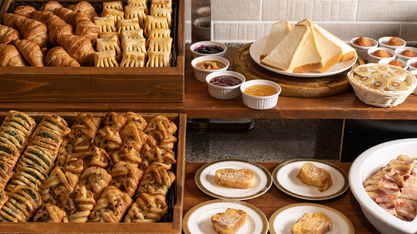 【朝食】バラエティ豊かなパンコーナー