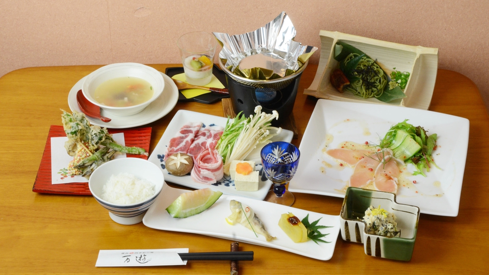 【夕食一例】手作りの和洋折衷の創作料理。旬を大事にしたお料理の数々をご堪能ください。