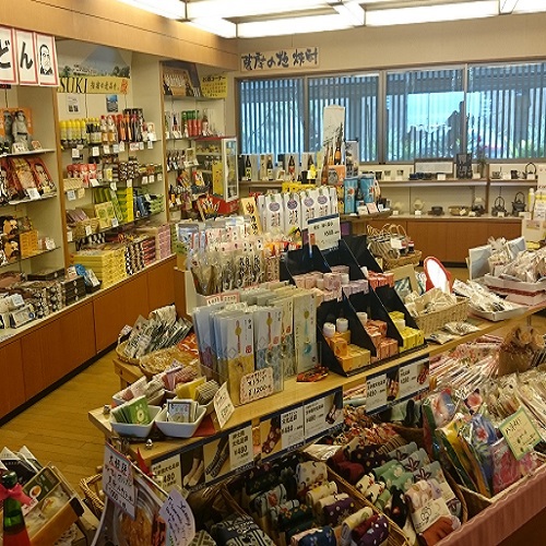 売店です。芋焼酎、お菓子…;、鹿児島の名物がたくさん揃ってます♪