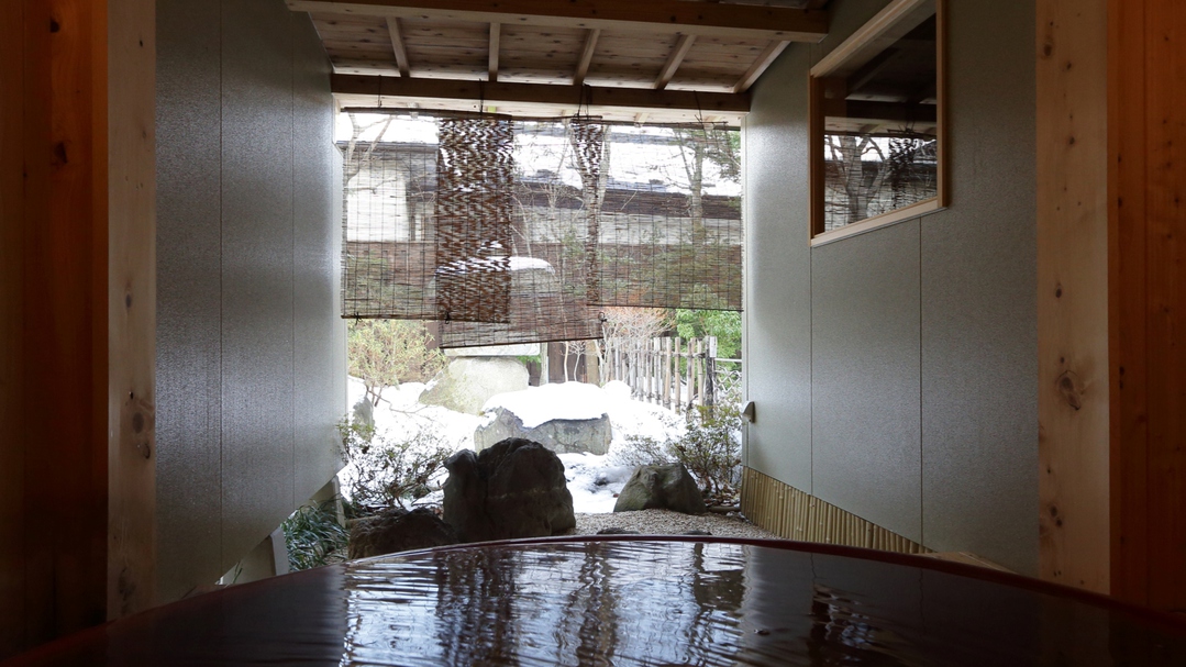 客室露天風呂で雪景色を眺めての湯あみは格別です。