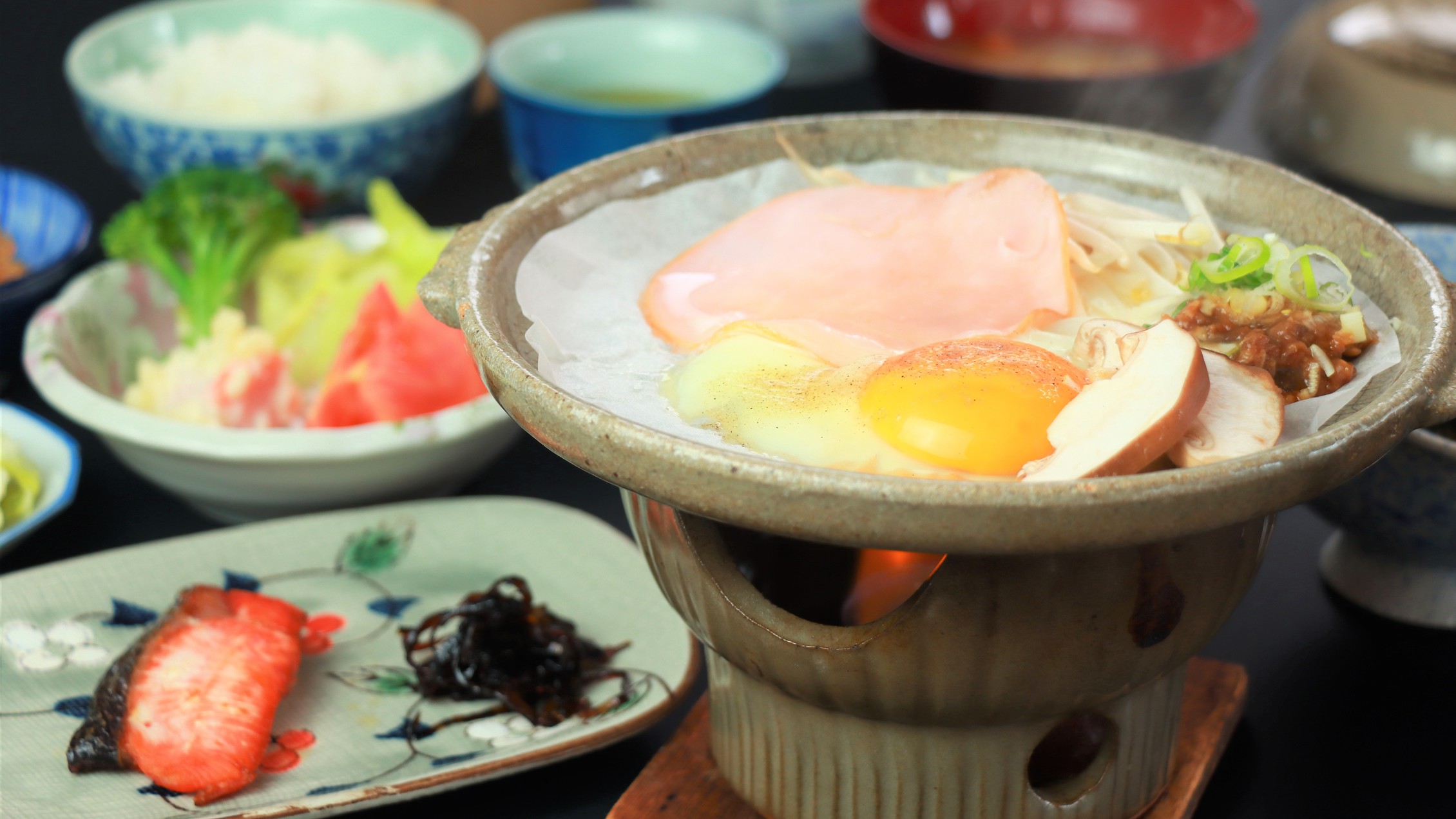 朝食-『朴葉味噌焼き』を炊きたて白米にオンザライス！ 