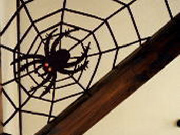 木彫りのレリーフくも