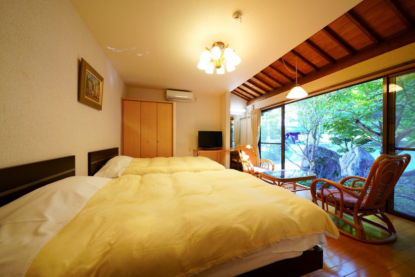 【客室Eタイプ/『若菜』】ベッドルームセミダブルサイズのベッドが2台/和室に4名