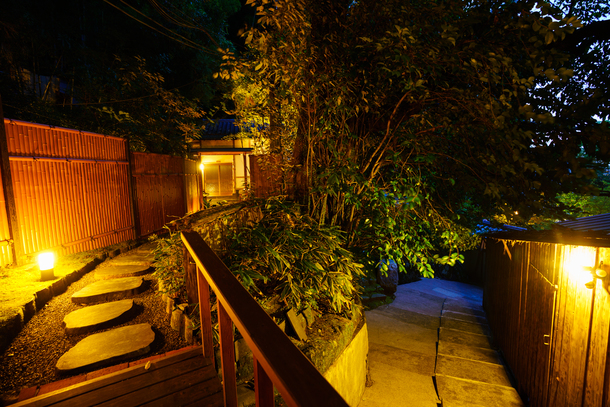 【客室Ｃタイプ/桐壺】露天風呂付客室となっております。夜の風景