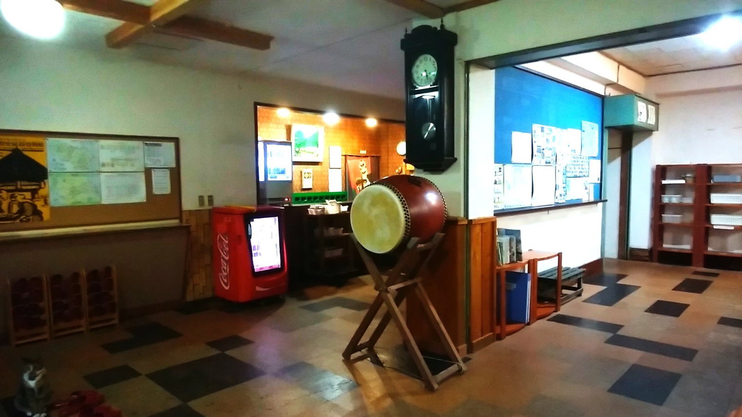 *フロント・ロビー／八丈島の伝統芸能・八丈太鼓。当館は、地元の太鼓グループの練習場になっております