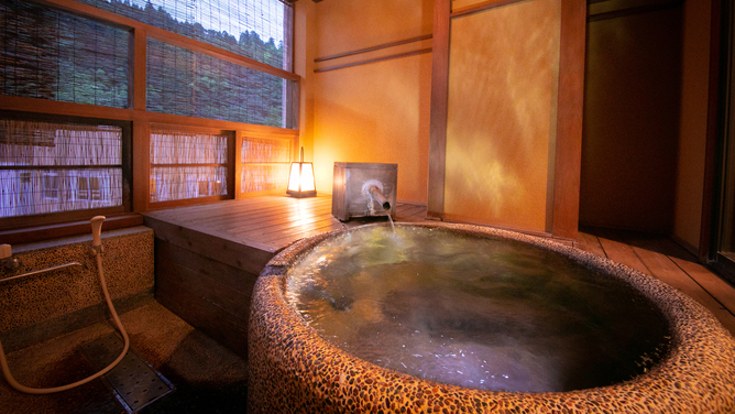 露天風呂付き客室：源泉かけ流しの上質な湯をお好きなときに楽しむことができます。