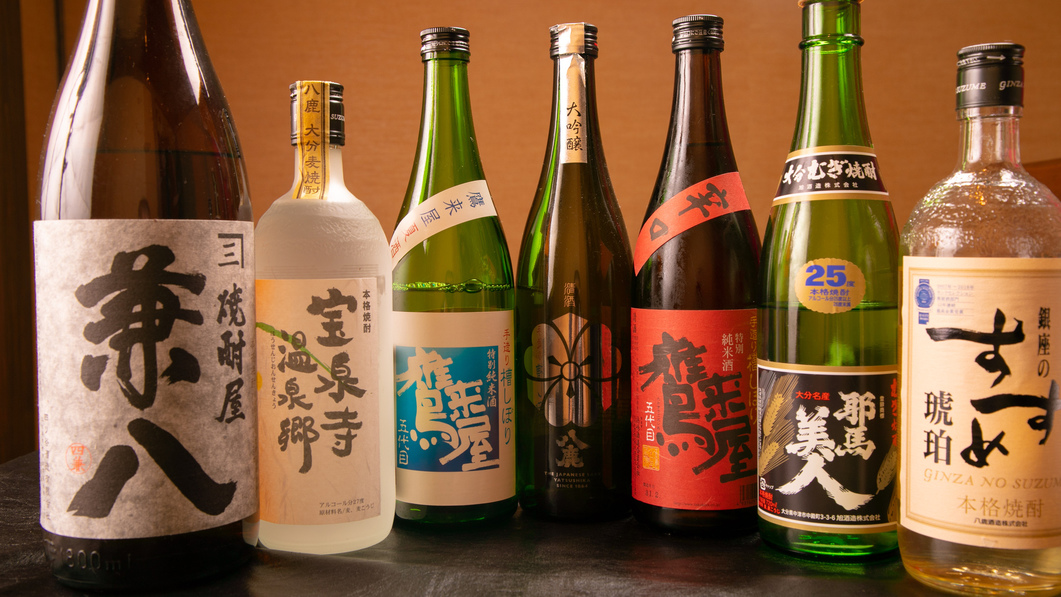 地元の酒造八鹿の地酒はもちろん、日本酒・焼酎・ワイン等を豊富に取り揃えております。