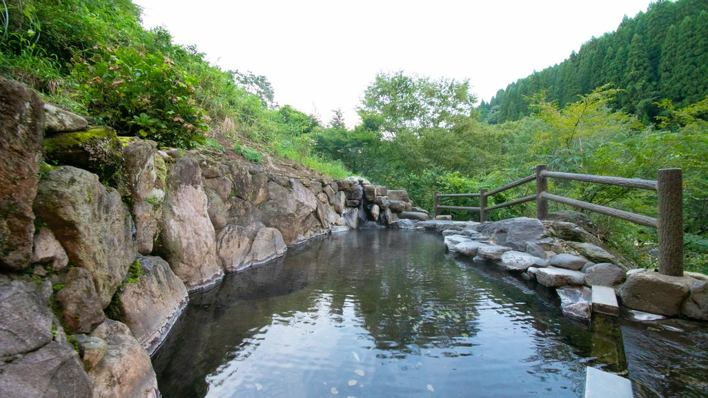 大浴場「ほたるの湯」：檀の湯にある露天風呂「ほたるの湯」は大自然に囲まれた野趣あふれる露天風呂です。