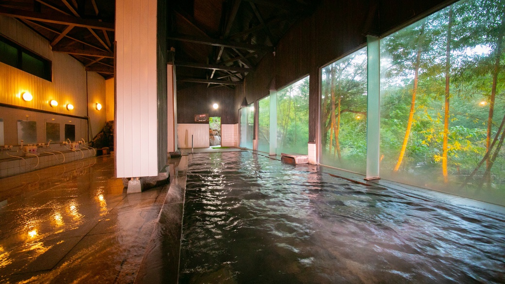 大浴場「檀の湯」：作家・檀一雄ゆかりの自然豊かな檀の湯。宝泉寺温泉で最大の広さと湯量を誇ります。
