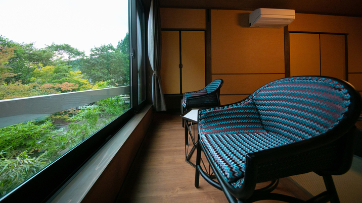 和モダン和洋室：開放感あふれる大きな窓から望む景色を眺めながら、ゆったりと語らうひと時を。