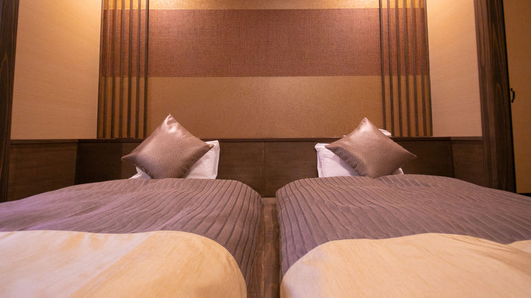 和モダン洋室：安心感のあるローベッドで、快適な眠りをご提供いたします。