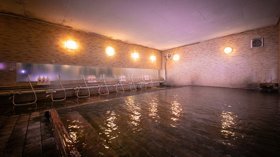 大浴場「かわせみの湯」：古代檜を使用した 温かみのある大浴場。