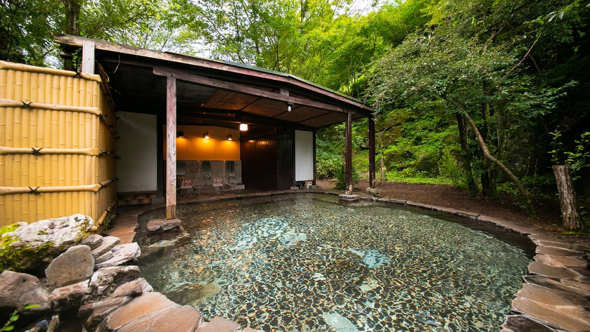 貸切露天風呂：100%源泉かけ流しの 天然温泉。1000年の歴史を持つ上質な湯です。