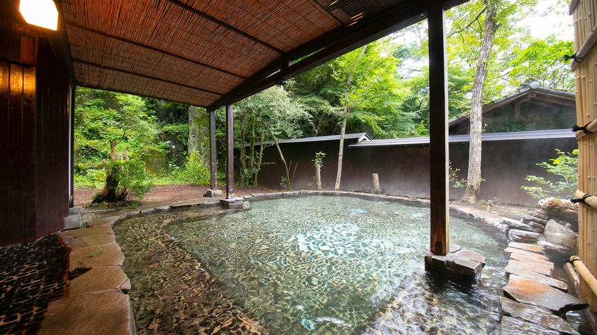 貸切露天風呂：緑に囲まれた露天風呂で、極上のリラクゼーションを。