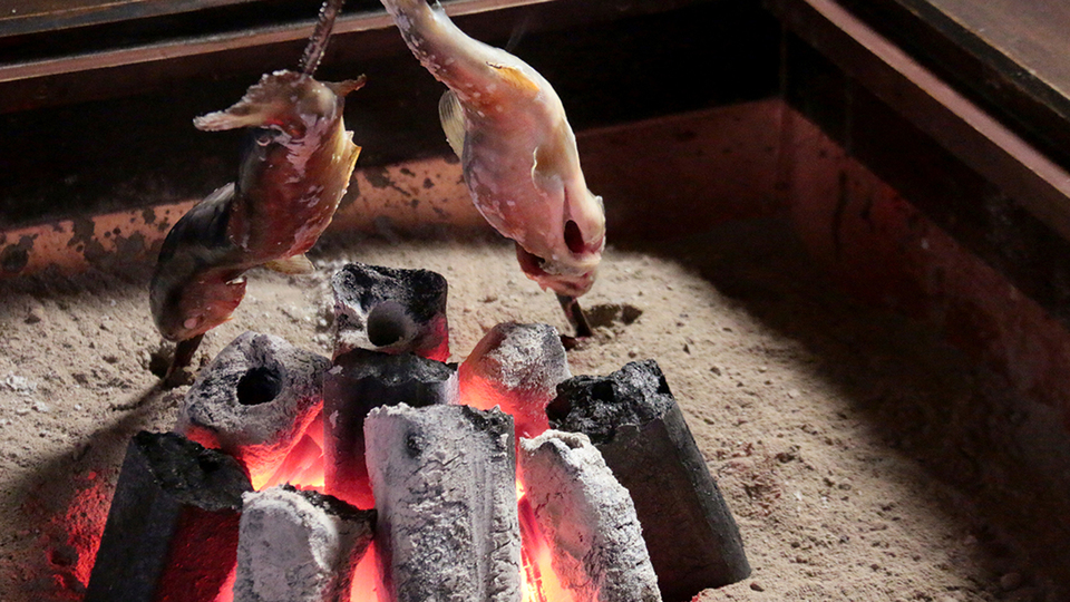 炭火でじっくりと焼き上げられた郷土の味をお楽しみください。