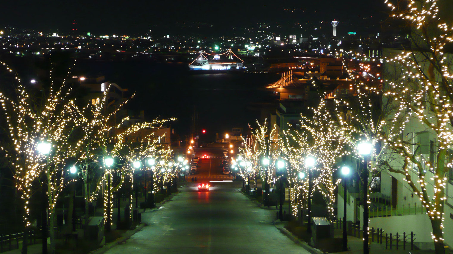 八幡坂冬はライトアップされて綺麗です！