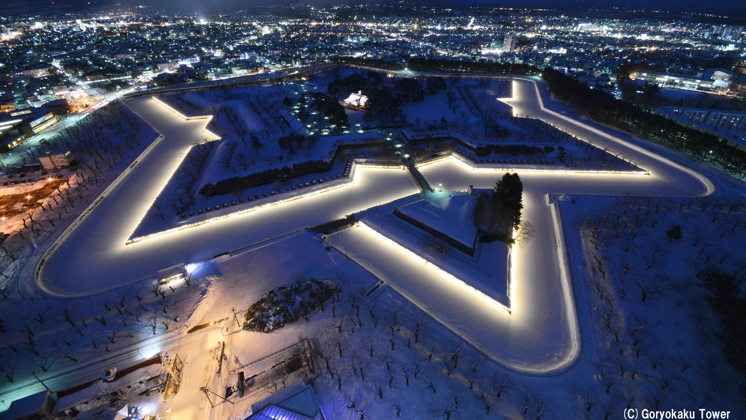 冬になると星形城塞がライトアップされます♪