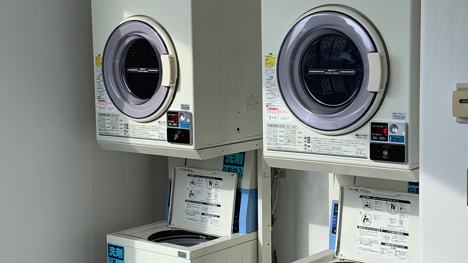 コインランドリーはホテル2階に設置しております(利用時間は6:00〜24:00)