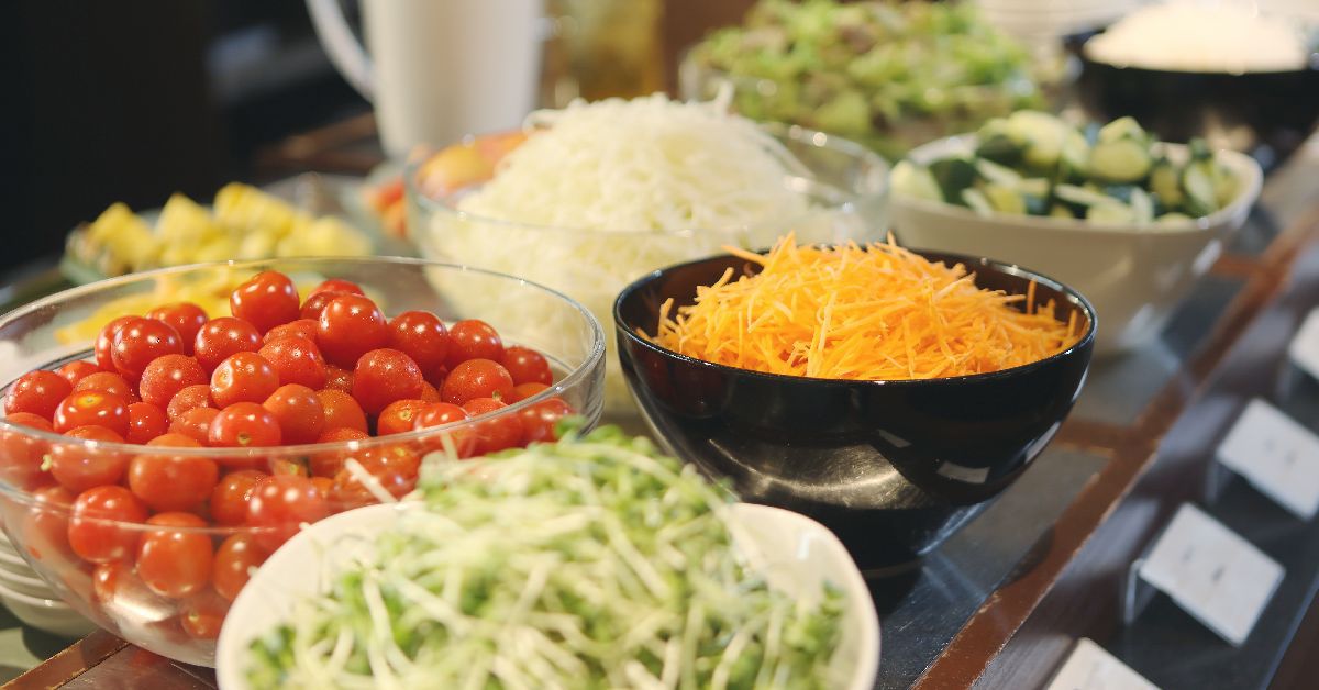 地元出雲産野菜をふんだんに使用したサラダ。新鮮さとオリジナルドレッシングの味わいが魅力。