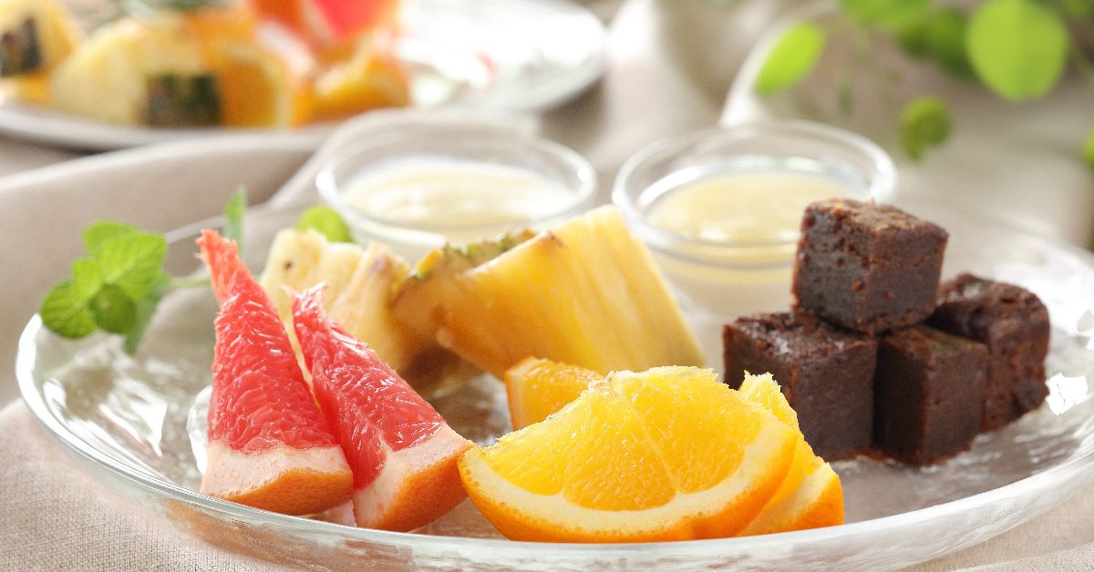 【朝食バイキング】新鮮な島根県産フルーツ。キャンドル特製スイーツも食後にお召し上がりください。