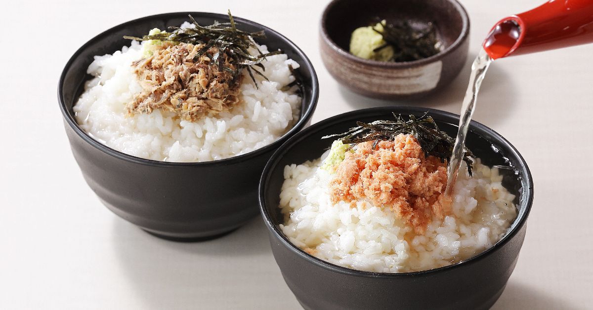 【朝食バイキング】あご出汁の香り豊かな茶漬け。ほっとする味わいで〆の一品にも最適。