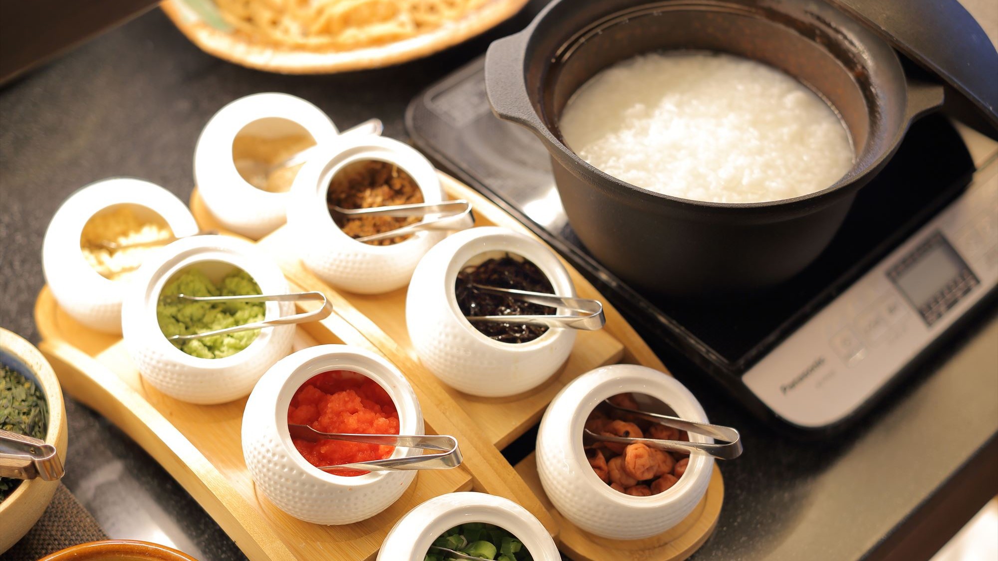 【人気の朝食バイキング】おかゆと8種類の薬味