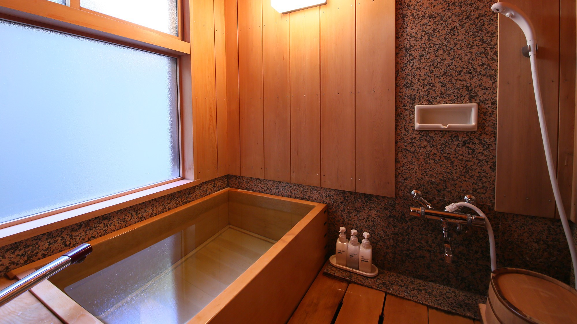 【和室10畳】檜の温泉内風呂付