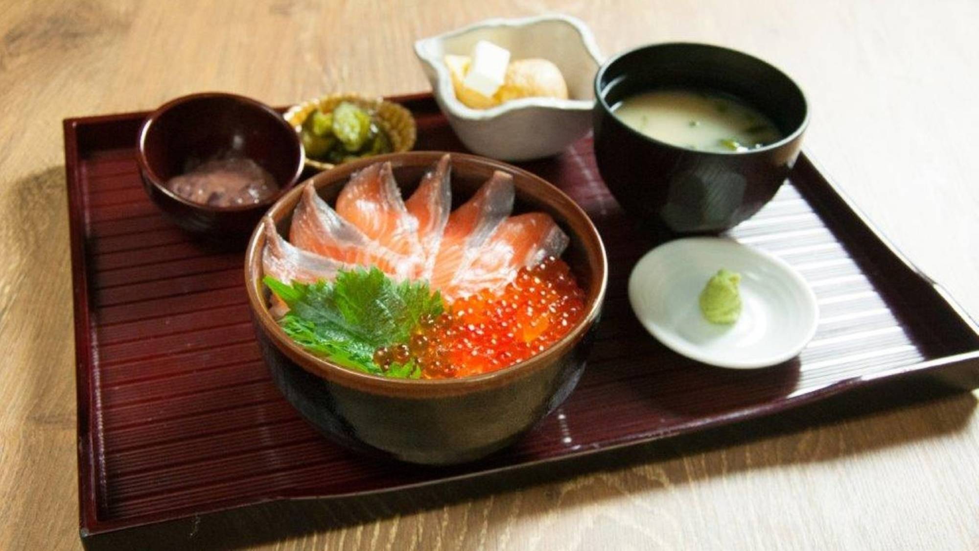 朝食「サーモンとイクラ丼」