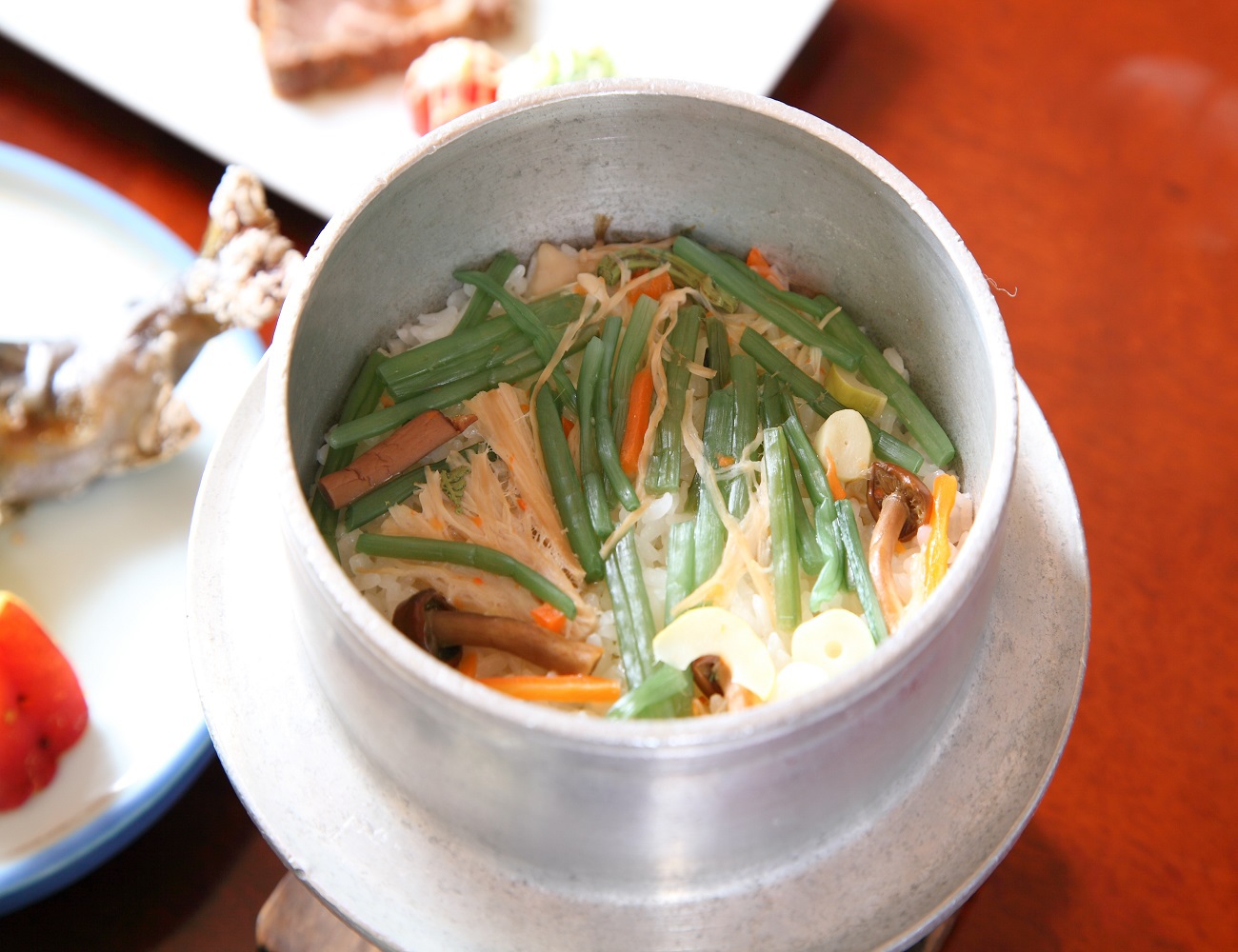 お料理の一例山菜の釜めし