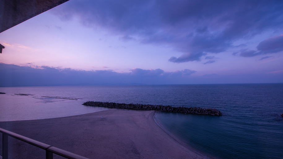 *【西館リゾートシングル（夕暮れ）】時間によって変わる海の景色をお楽しみください