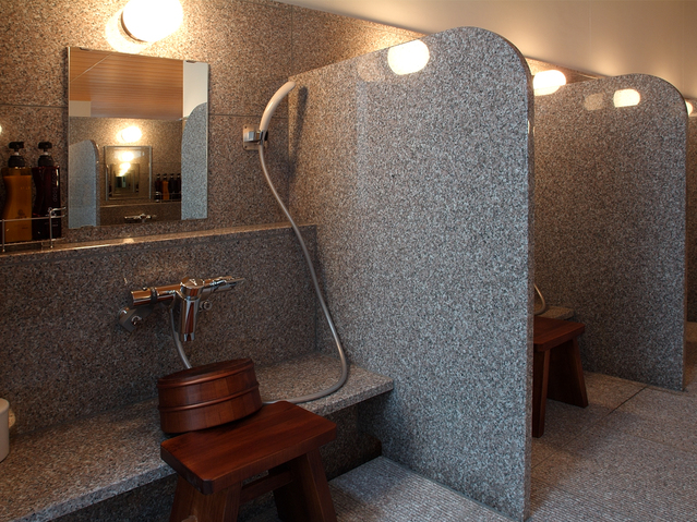 【大浴場】個別に仕切られた広い洗い場。シャンプー類も上質な物をご用意。