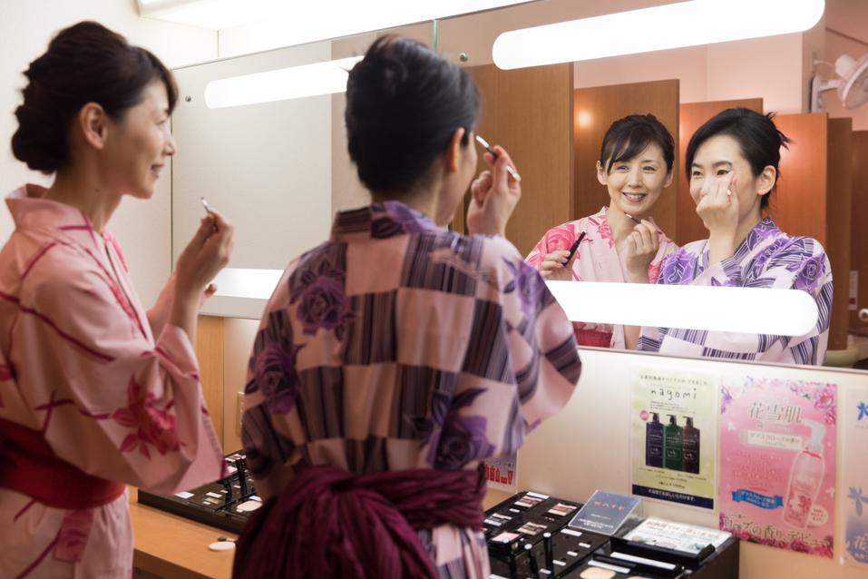 【パウダーコーナー】女性大浴場前には、化粧品もご用意しております。