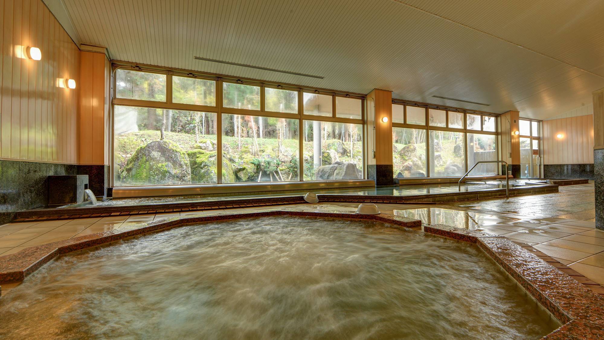 Kamiyu Onsen Club Set in a prime location of Uonuma, Kamiyu Onsen Club puts everything the city has to offer just outside your doorstep. The property offers a wide range of amenities and perks to ensure you have a grea