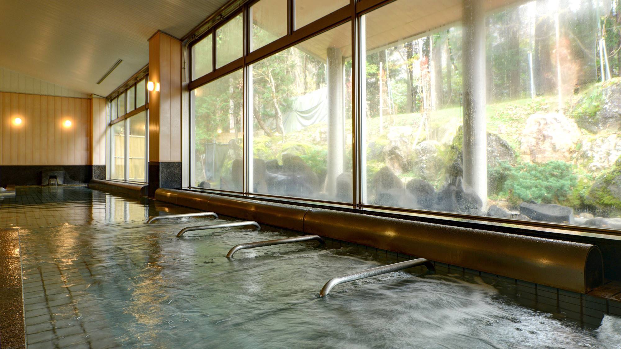 Kamiyu Onsen Club Set in a prime location of Uonuma, Kamiyu Onsen Club puts everything the city has to offer just outside your doorstep. The property offers a wide range of amenities and perks to ensure you have a grea