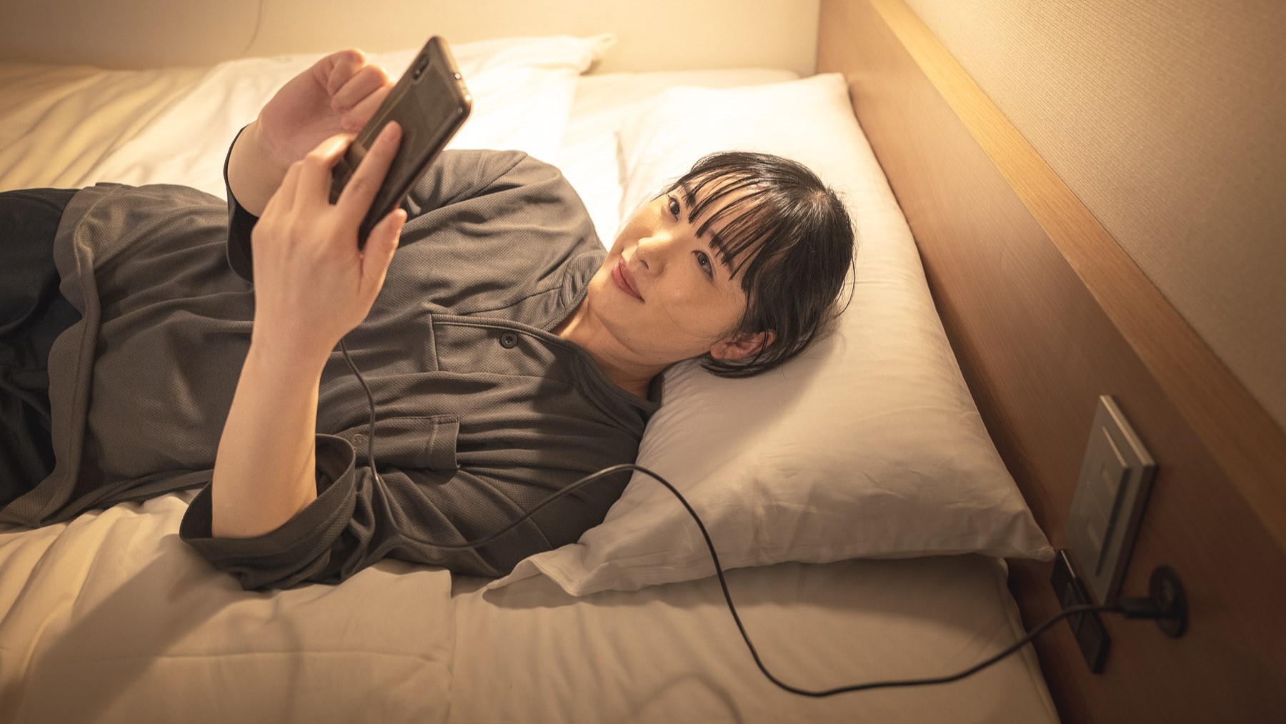 充電しながらベッドに横になってスマホ・タブレット使い放題