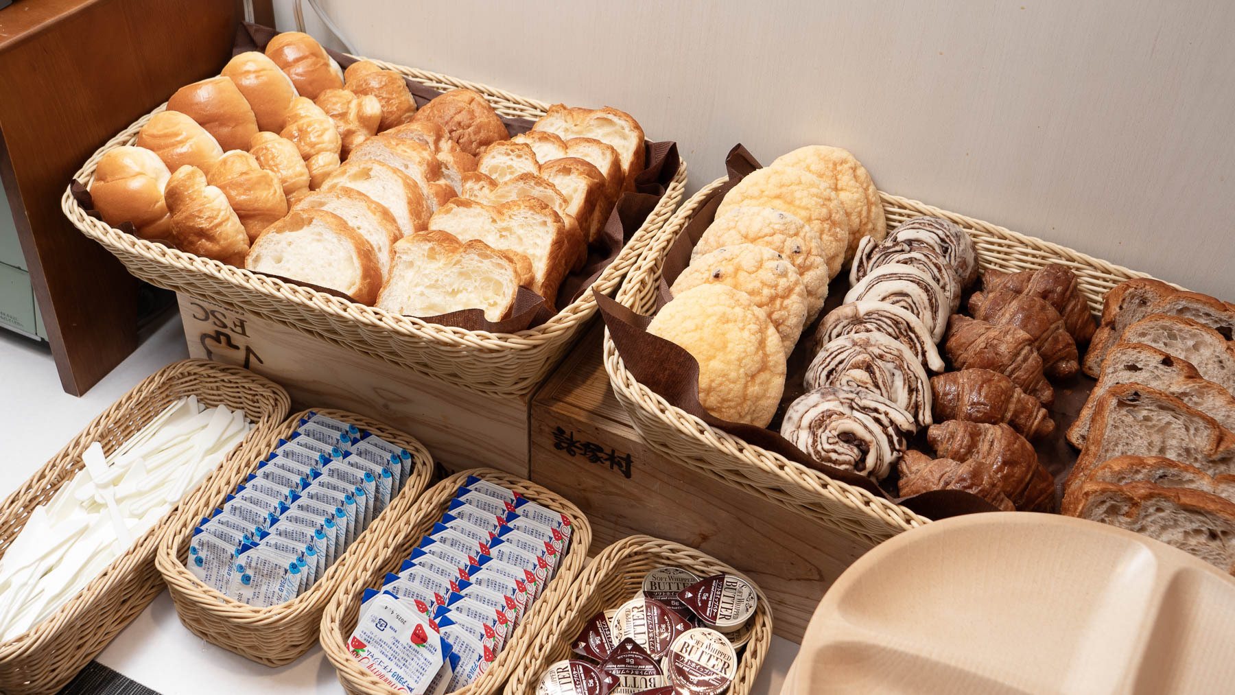 パンも数種類ご用意しております