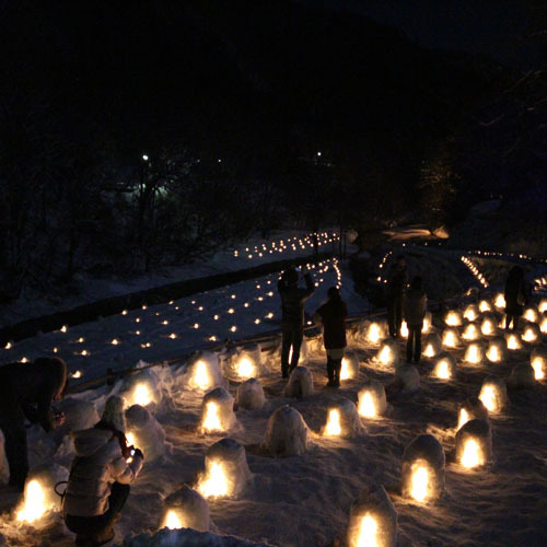 かまくら祭りミニかまくら点灯