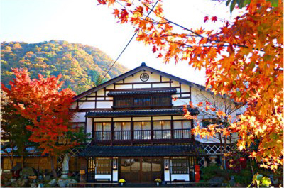 紅葉に染まる本館玄関