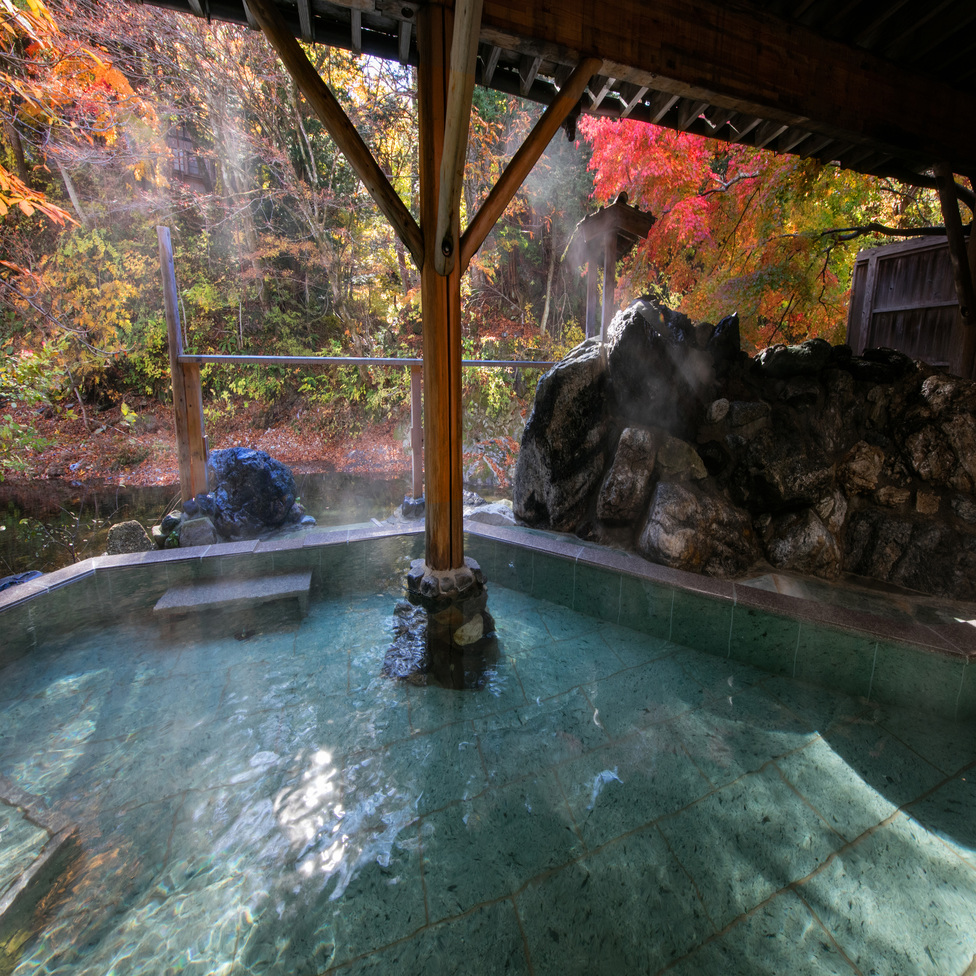 紅葉の深山清流沿い源泉かけ流し美肌温泉女性露天風呂