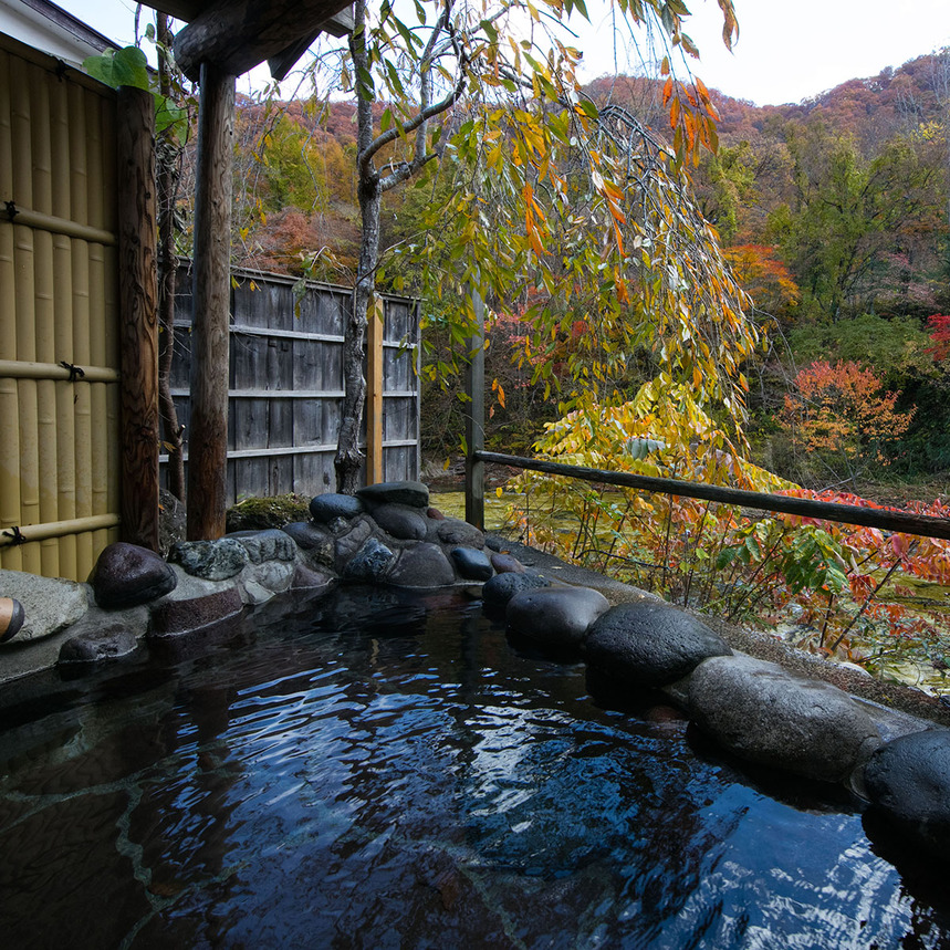 紅葉の深山清流沿い源泉かけ流し貸切露天風呂