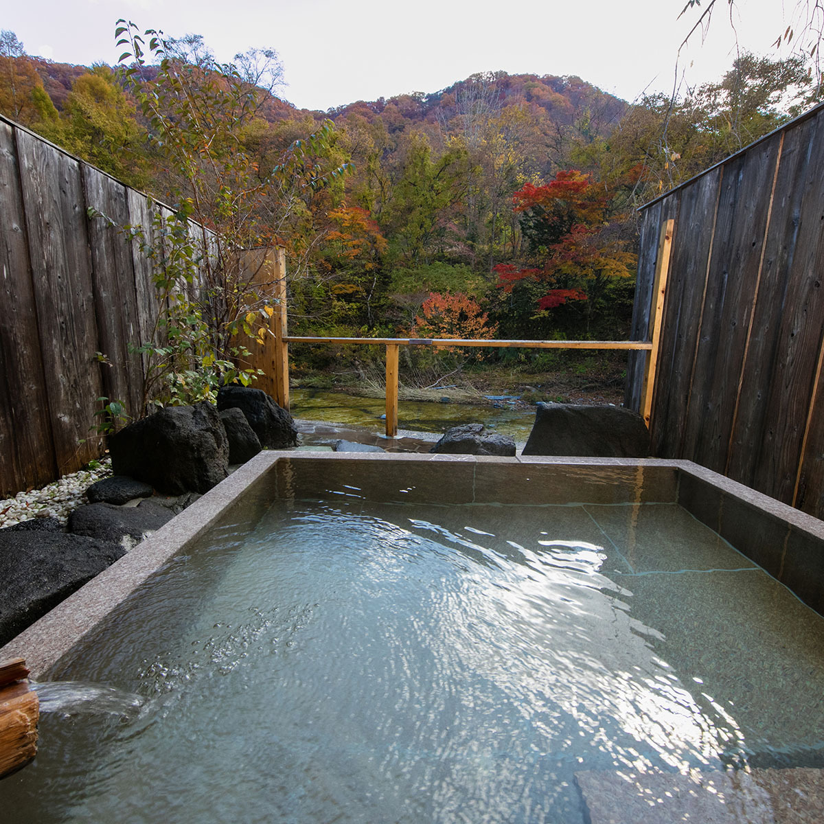 紅葉の深山清流沿い源泉かけ流し貸切露天風呂