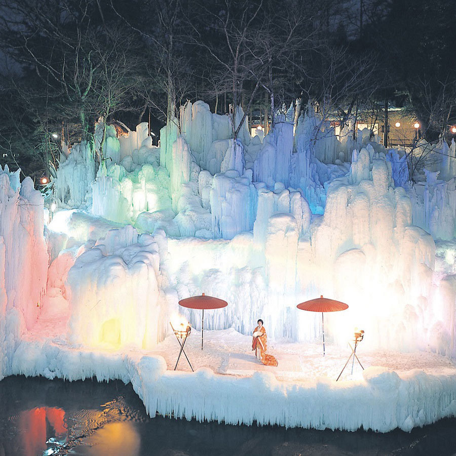 本家伴久氷の祭典対岸に造形された氷瀑は神秘的で圧巻