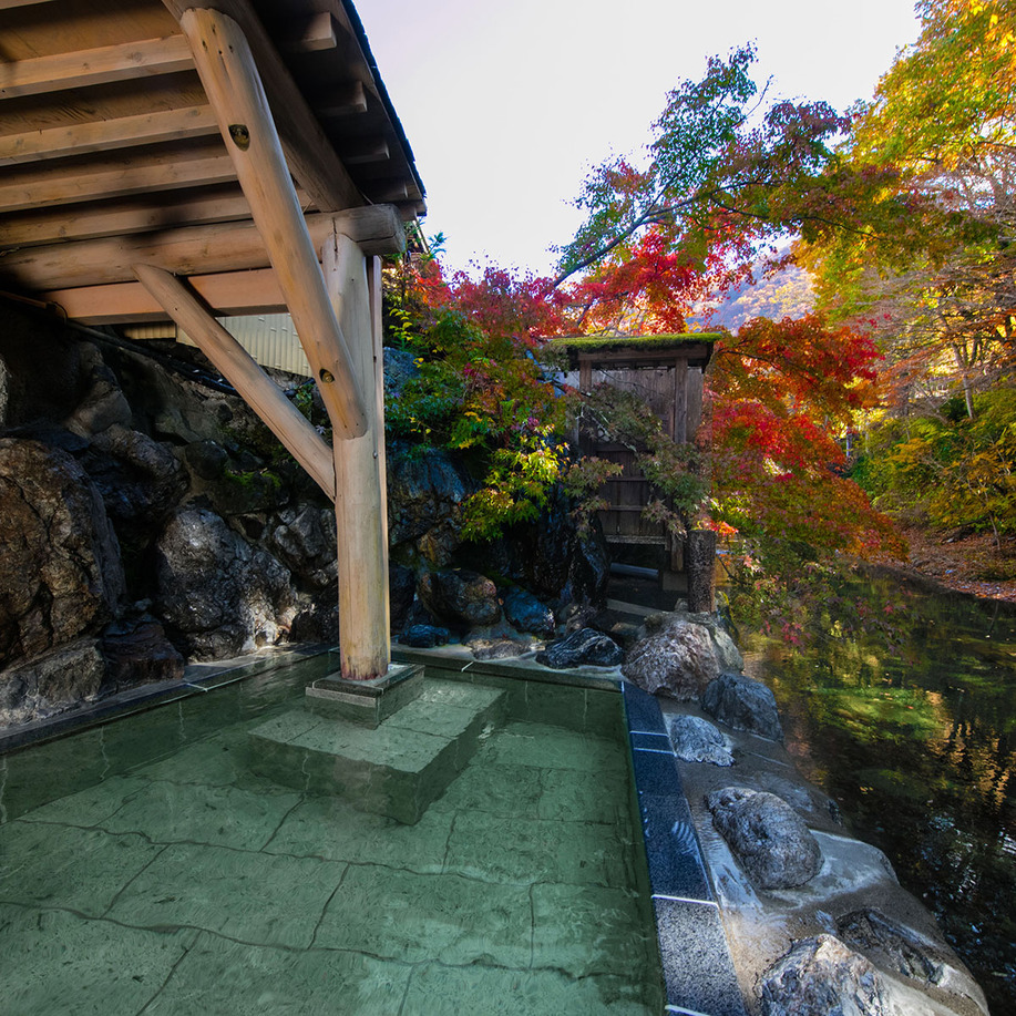 紅葉の深山清流沿いの男性露天風呂