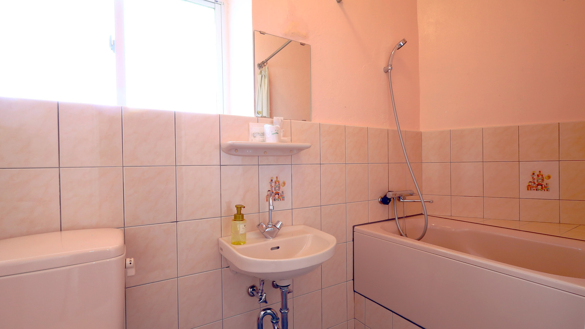 【GuestRoom】全室ユニットバスではないので窮屈さはありません