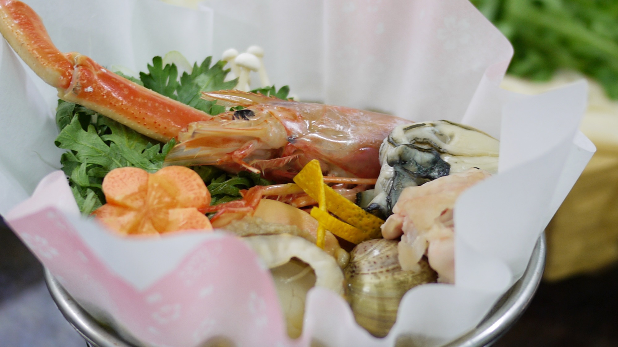 *スタンダード会席一例/海老、ホタテ、牡蠣など、季節により旬の食材を詰め込んだ鍋料理。
