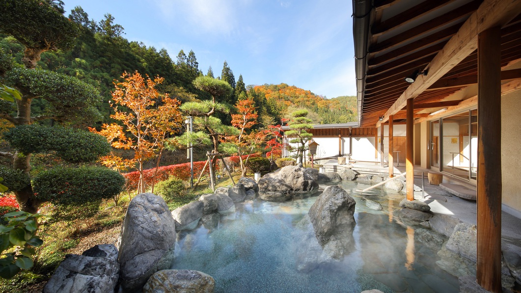 大浴場「喜久の湯」露天風呂例年、10月下旬〜11月初旬頃が紅葉の見ごろとなっております。