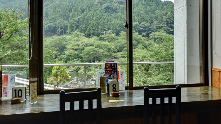 *食事処の窓からは山と川の景色をのぞめます