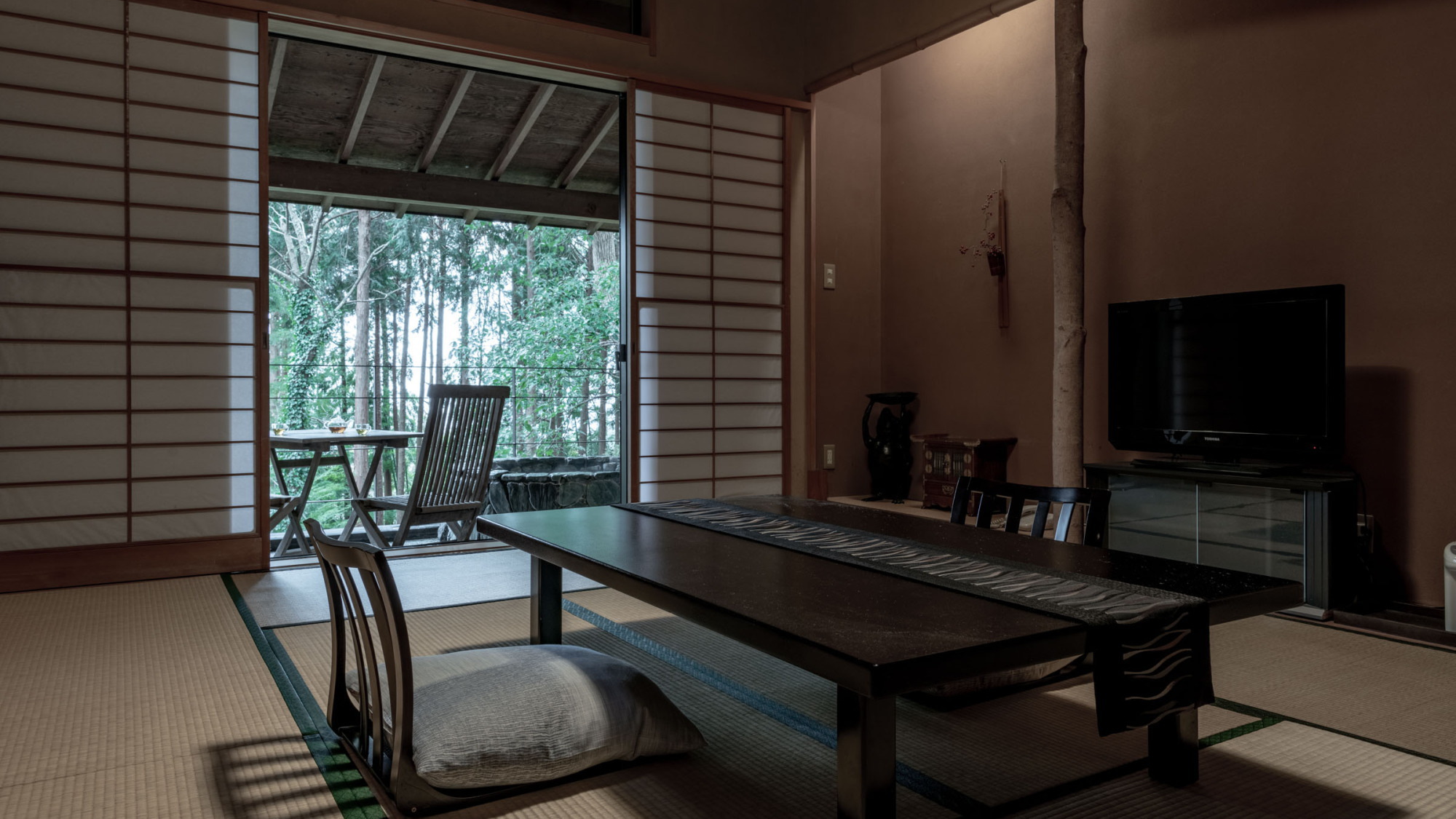 【本館／藍錆-aisabi-】2階10畳 明るい天窓を備えた趣きのある客室