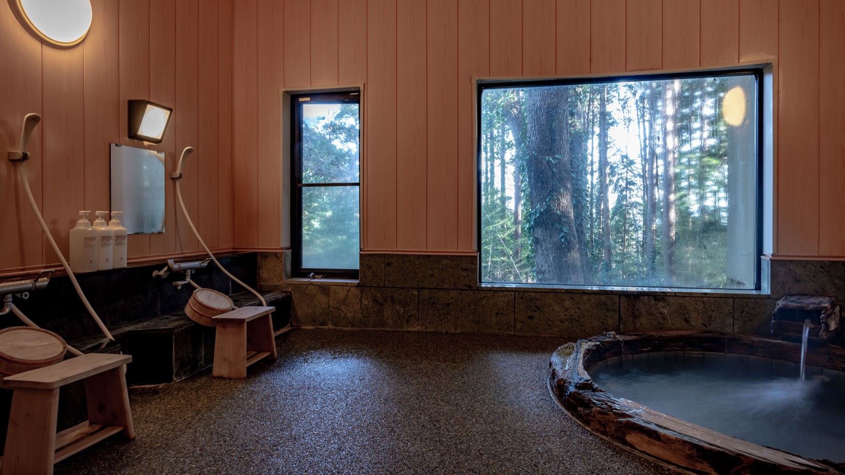 【本館】森の中に佇む石造りの温泉露天風呂&テラス